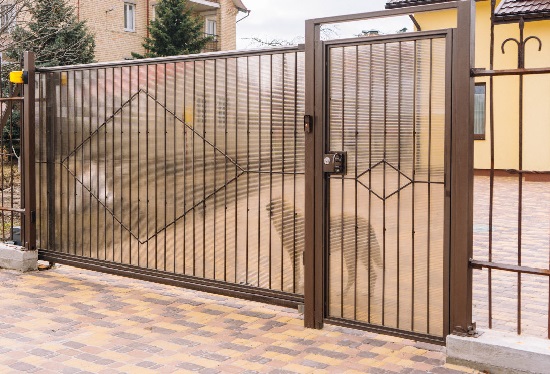 Купить ворота из профлиста с элементами ковки, с металлическими столбами в рамке или под дерево в Жигулевске от 158565 руб